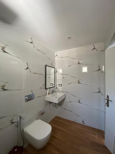 Seafront Rooms - Private Beach Access House in Sarandë