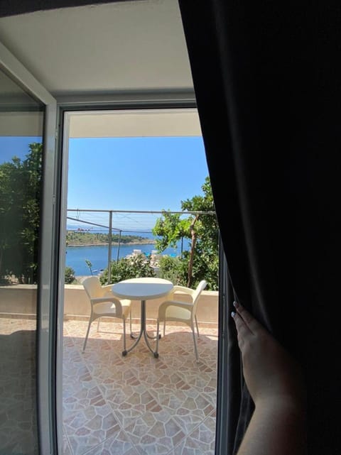 Seafront Rooms - Private Beach Access House in Sarandë