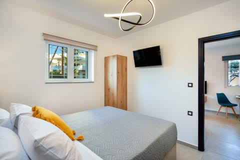 Bed, Seating area