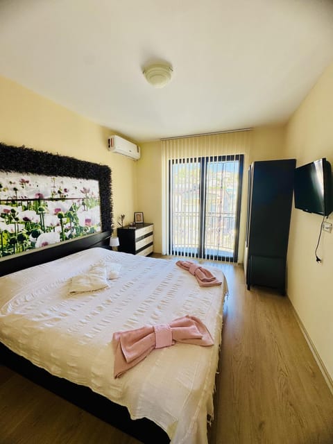 Bed, TV and multimedia, Photo of the whole room, Bedroom, Area and facilities, cot, furniture, hair dryier, internet, towels, wardrobe, air conditioner