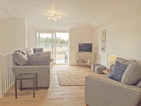 LITLLE SUMMER HILL -2 BED COSY COTTAGE- TREARDDUR House in Trearddur Bay