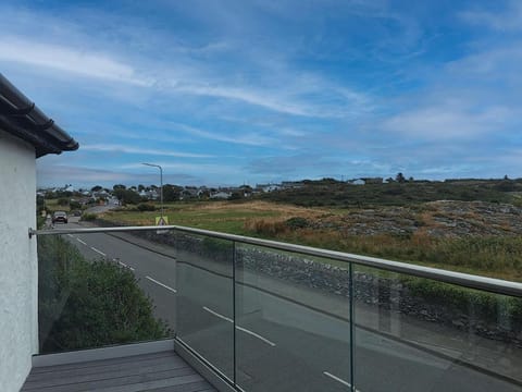 LITLLE SUMMER HILL -2 BED COSY COTTAGE- TREARDDUR House in Trearddur Bay