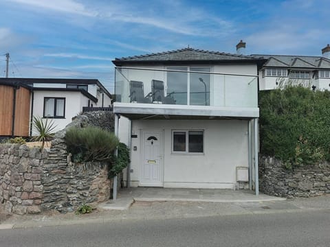 LITLLE SUMMER HILL -2 BED COSY COTTAGE- TREARDDUR House in Trearddur Bay