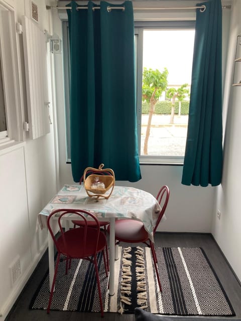 Property building, Balcony/Terrace, Dining area