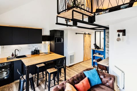 Kitchen or kitchenette, Living room, Decorative detail, Seating area, Dining area