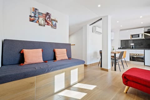 Kitchen or kitchenette, Living room, Seating area, Dining area, minibar, oven, stove