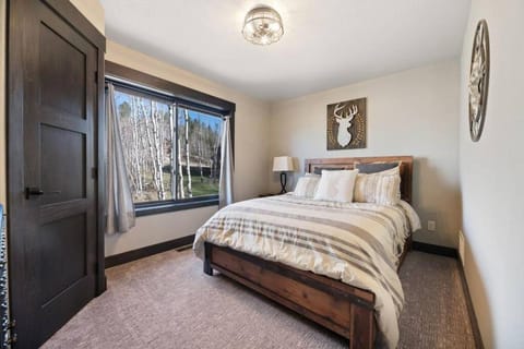 Rising Sun, Restful Cabin At Terry Peak Cabin in North Lawrence