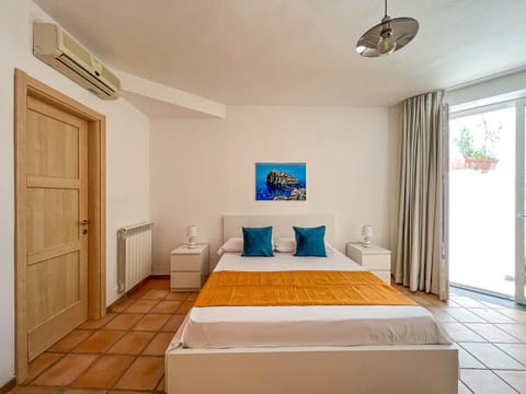 Bed, Photo of the whole room, Bedroom, air conditioner