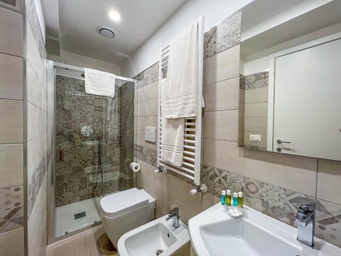 Shower, Toilet, Bathroom, bidet, towels