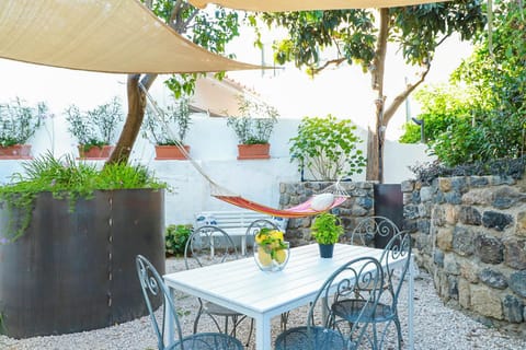 Property building, Garden, Seating area, Dining area, Garden view