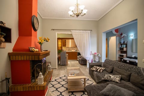 TV and multimedia, Living room, Seating area, fireplace