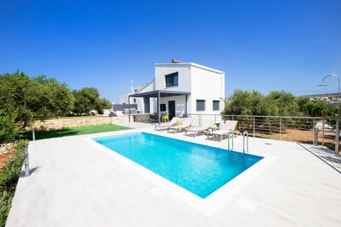 Shower, Property building, Swimming pool, sunbed