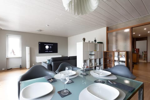 TV and multimedia, Living room, Seating area, Dining area