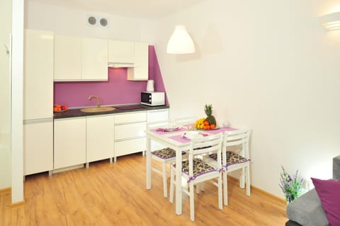 Kitchen or kitchenette, Dining area