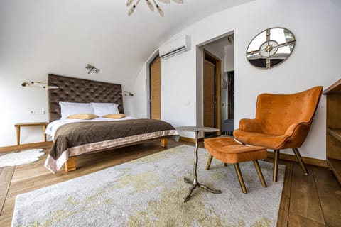 AKIS namelis medyje- Dinosaur Park Hotel in Klaipėda