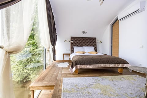 AKIS namelis medyje- Dinosaur Park Hotel in Klaipėda