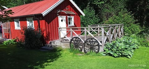 Property building, Patio, Facade/entrance, Garden