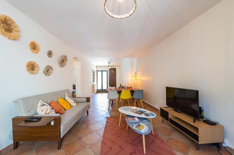 Communal lounge/ TV room, TV and multimedia, Living room, Seating area, Evening entertainment