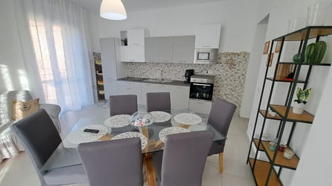 Kitchen or kitchenette, Living room, Dining area, minibar, pet friendly, kitchen