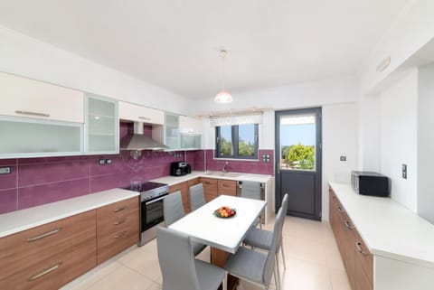 Kitchen or kitchenette, Dining area, minibar, pet friendly, stove