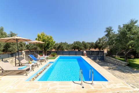 Balcony/Terrace, Pool view, Swimming pool, Swimming pool, sunbed