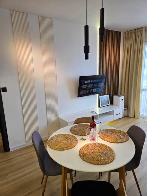 Communal lounge/ TV room, TV and multimedia, Living room, Dining area, Evening entertainment