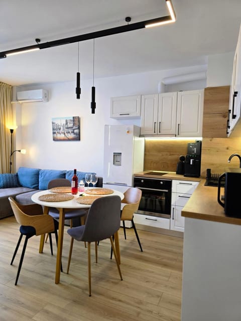 Coffee/tea facilities, Kitchen or kitchenette, Living room, Seating area, Dining area, minibar, oven, pet friendly, stove, toaster