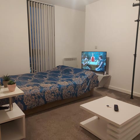 Ensuite Double Bedroom, Live in landlord Apartment in Warrington