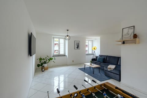 TV and multimedia, Living room, Seating area, Evening entertainment