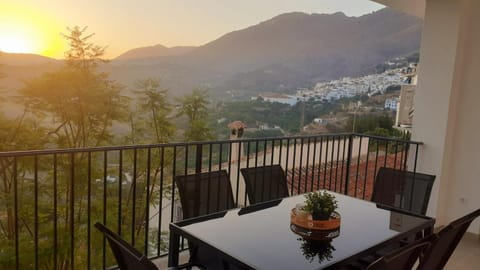 Balcony/Terrace, Mountain view
