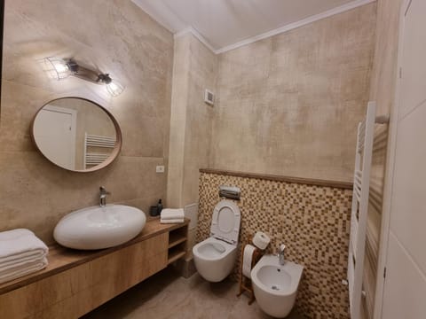 Shower, Toilet, Bathroom, bidet, towels