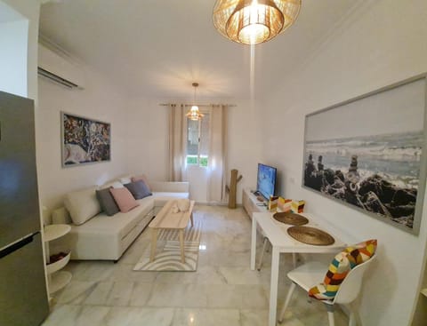TV and multimedia, Seating area, Dining area