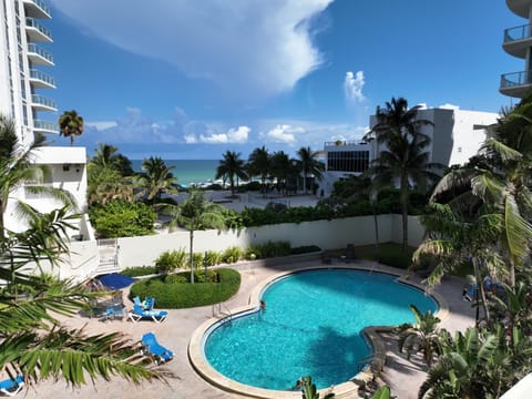 Property building, Day, Balcony/Terrace, Beach, Pool view, Swimming pool, Swimming pool, sunbed