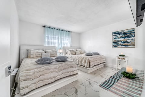 Bed, TV and multimedia, Photo of the whole room, Seating area, Bedroom