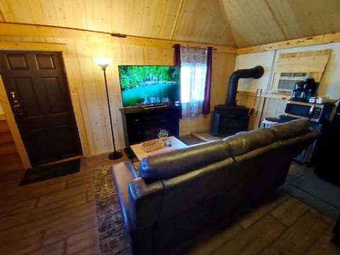 Wolf's Cabin-Walk to Downtown Noblesville Cabin in Noblesville