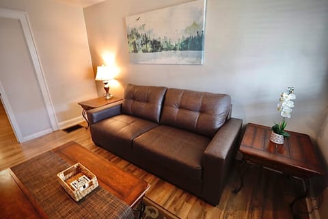 Entire Home/Firm Queen Bed/3 Miles to Downtown Indy House in Indianapolis