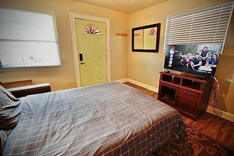 Entire Home/Firm Queen Bed/3 Miles to Downtown Indy House in Indianapolis