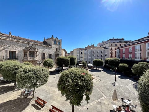 Property building, Nearby landmark, City view, Landmark view, Street view