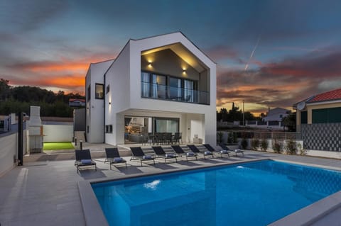 Property building, Patio, Pool view, Swimming pool, Sunset, sunbed