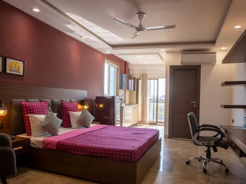 Bed, Photo of the whole room, Bedroom, fireplace, hair dresser