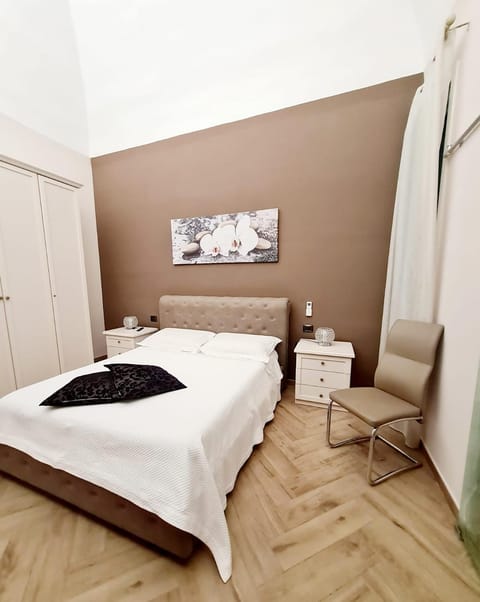 Bed, TV and multimedia, Photo of the whole room, Bedroom, towels