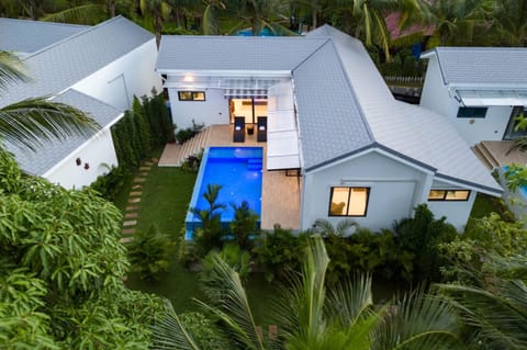 Property building, Garden, Garden view, Swimming pool