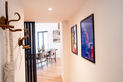 TV and multimedia, Living room, Decorative detail, Seating area, Dining area