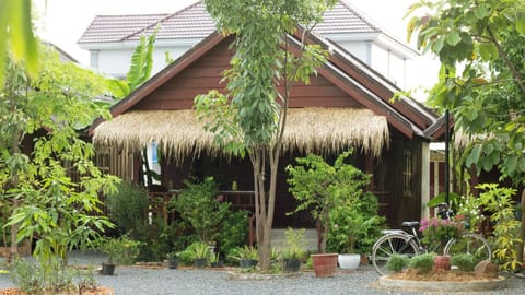 Property building, Spring, Day, Garden, Garden view