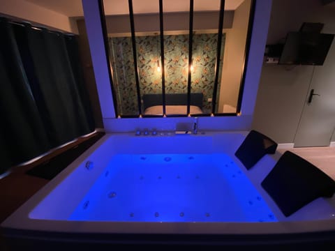 Hot Tub, Hot Tub, Spa and wellness centre/facilities