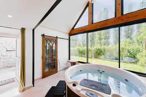 Maison du Passeur du XVIII siècle, classée, Authenticité et Confort avec Jardin SPA en option, proche Giverny, 1 heure de Paris Villa in Vernon