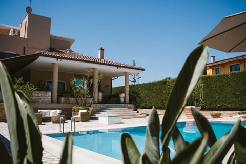 Property building, Day, Pool view, Swimming pool, sunbed