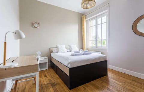 Bed, Photo of the whole room, Bedroom, towels