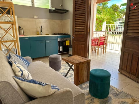 Patio, Kitchen or kitchenette, Living room