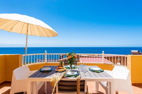 View (from property/room), Balcony/Terrace, Dining area, Sea view